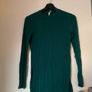 Grön långärmad tröja/topp från Nelly med snitt på sidorna i strl S