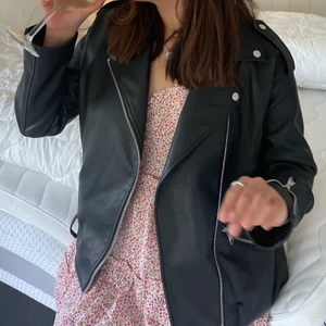 Oversized skinnjacka - Oversized skinnjacka som är Såå snygg!! Passar till allt. Kan skicka fler bilder privat