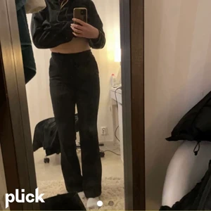 Kostymbyxor  - Kostymbyxor från bik bok i storlek 36/S passar även 34/XS beroende på hur man vill att de ska sitta. Köpta för 400kr. Bud startar på 100 buda privat, om fler är intresserade startar jag budgivning eller köp direkt för 250kr.💕     (Lånade bilder, skicka meddelande om du vill ha från mig eller flera bilder)