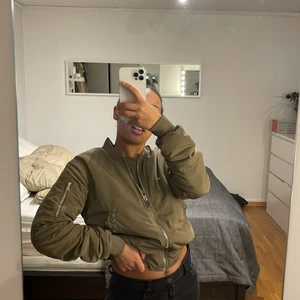 Croppad Bomberjacka  - Jättefin grön bomberjacka , passar perfekt till våren!