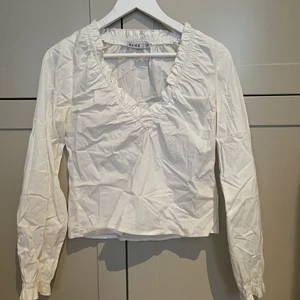 Vit blus NA-KD - Vit blus från NA-KD i gott skick, st 34