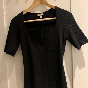 Hm ribbad tröja - Säljer denna så fina ribbade tröja med en kvadratisk u ringning från hm! 