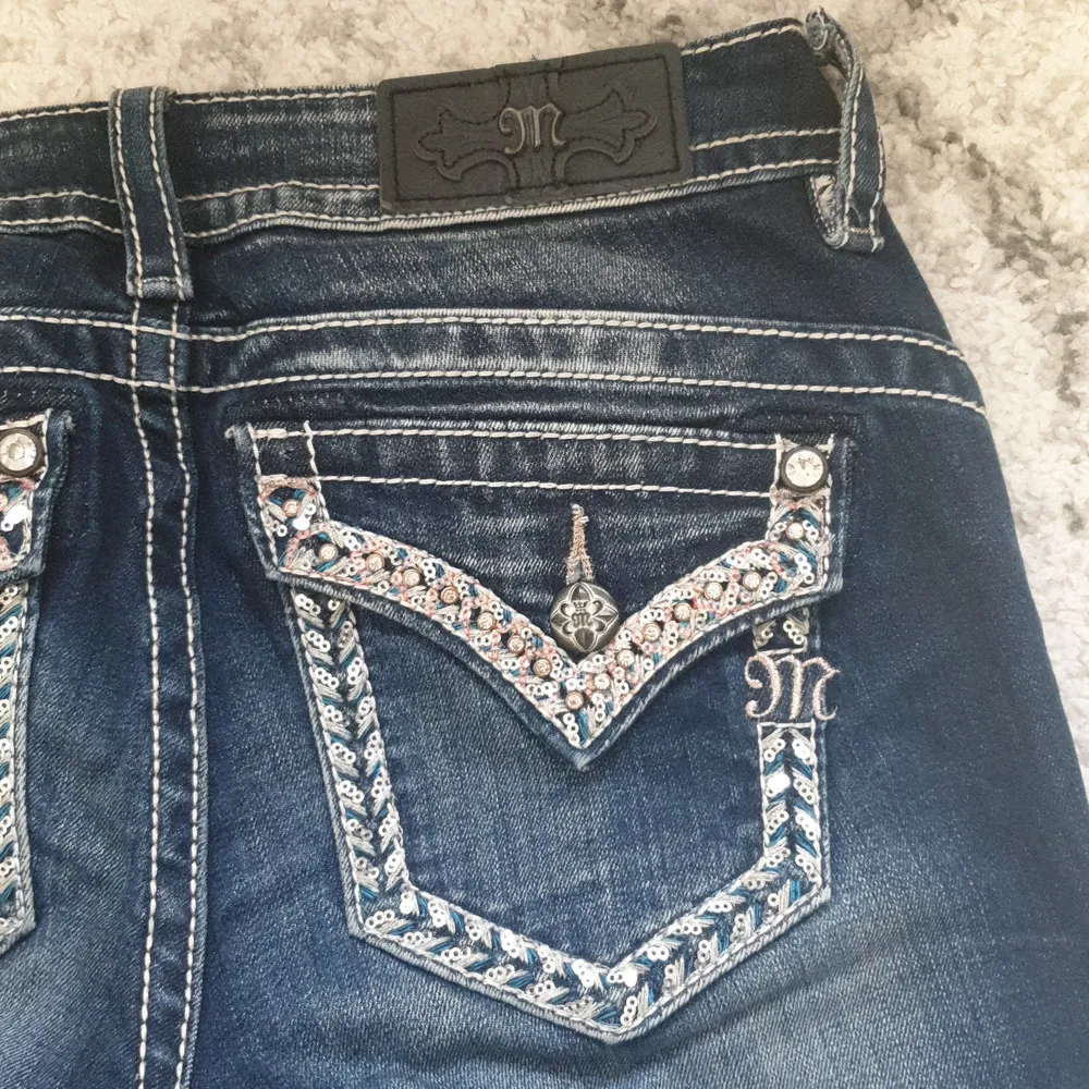 ‼️SÅLD‼️Asballa missme jeans i en dark wash. Topp kvalité. Bara en deffekt där en diamant fattas från en av fickorna men inget som märks. Storlek 26.. Jeans & Byxor.