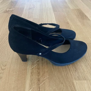 Svarta klackskor ifrån GYLLENE GRIPEN - Storlek 39. Använda 1 gång, fint skick!!