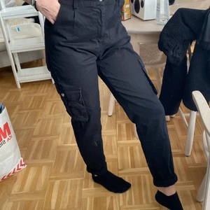 Svarta cargopants i L - Svarta cargopants i storlek L, rättså använda så lite urtvättade men bra skick förövrigt. 100kr + frakt