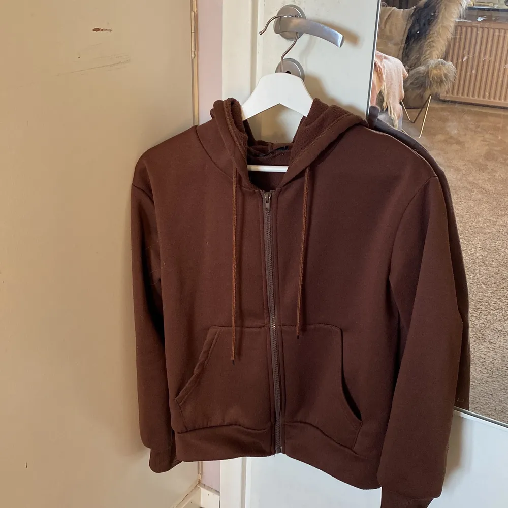 Säljer nu denna bruna zip hoodie i stl XS då den inte kommer till användning. Den är använd några få ggr och det är inga fel alls på hoodien❤️  kom privat för fler bilder osv! Pris kan diskuteras vid snabbt köp❣️. Hoodies.