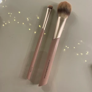 Flaer smink borstar - Två nästan nya sminkborsatr från flaer. Tvättas innan de skickas en för 60kr eller båda för 100kr