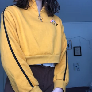 Sweatshirt från HM Stl XS - En super snygg och skön tröja med dragkedja från hm :)