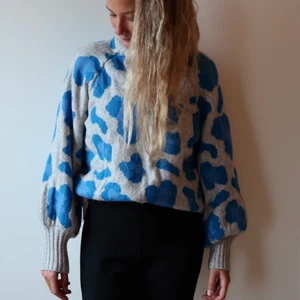 Stickad tröja - Frakt tillkommer 