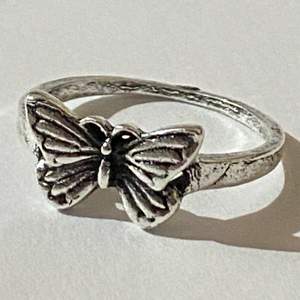 Silverring i form av en fjäril.