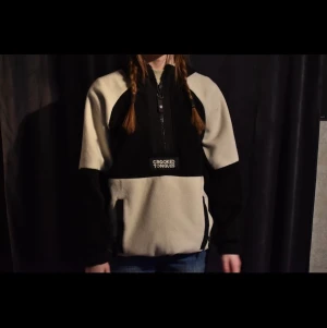 Fleecetröja  - Mysig och snygg tjocktröja från crooked tongues. Använd ett par gånger men är i bra skick. Storlek S men är ganska stor. Finns band nere så man kan göra den mindre. Kan fraktas (nypris 700)