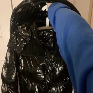 Dunjacka - Säljer denna jättefina glansiga dunjackan från new yorker, bra skick 💜 