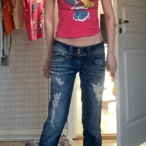 Low Waits jeans  - Säljer dessa lågmmidjade jeans med Snygg slitning fram på låren.
