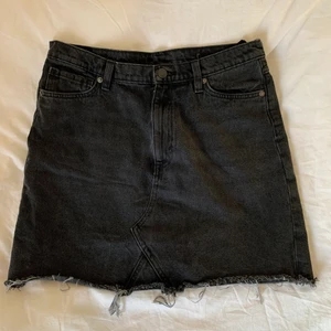 Jeanskjol  - Jeanskjol från Monki i storlek 42. Säljer för 50kr 🖤