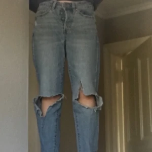 Jeans - Dessa fina jeans köpt på 157 lager. Inte alls använda pga inte min stil. Jag är 156 cm och passar perfekt. Det är tre knappar och stora hål vid knäna. Det finns mer små hål som ska vara där. Vid mer frågor ställ privat.