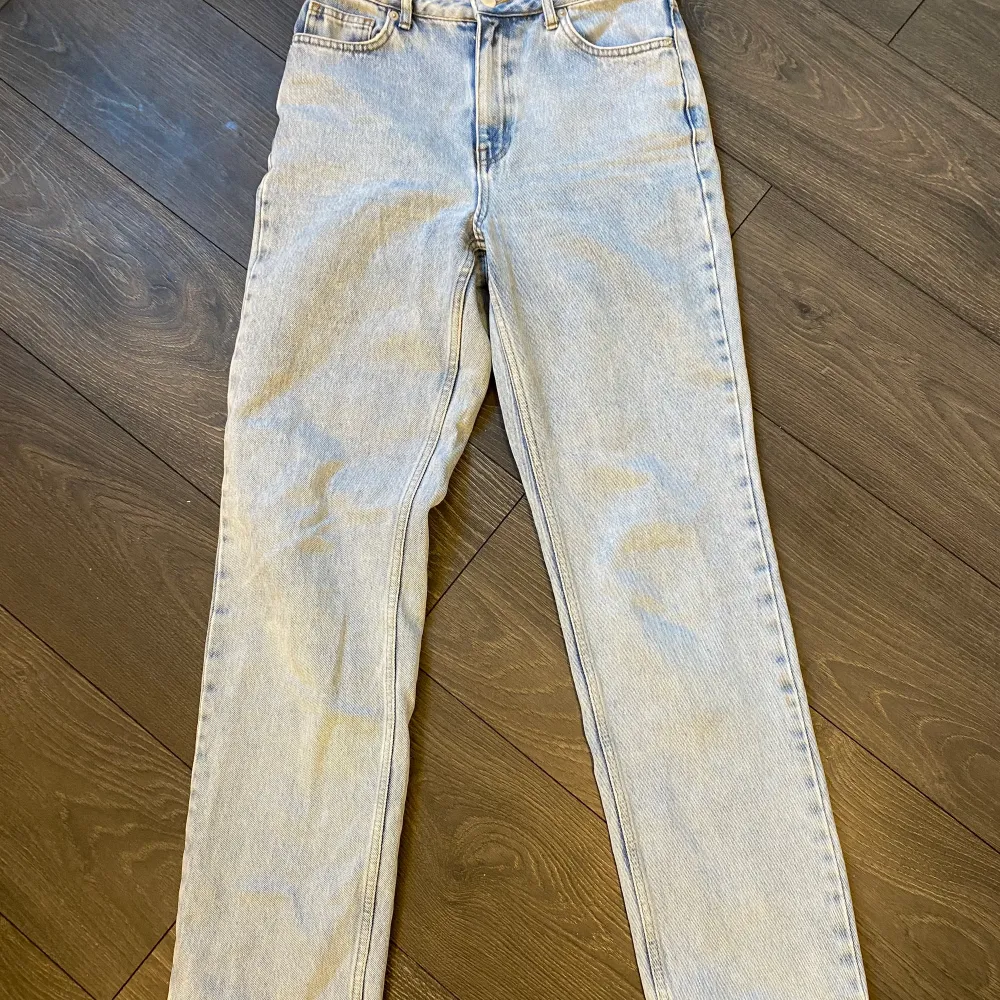 Ett par blåa jeans från NAKD som är i storleken 36 men passar 34 (har tyvärr bara en bild på byxorna på men syns nt så bra men slutar ungefär precis under ankeln, är 170cm). Jeans & Byxor.