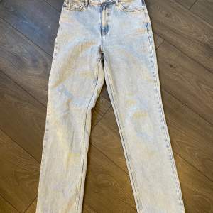 Ett par blåa jeans från NAKD som är i storleken 36 men passar 34 (har tyvärr bara en bild på byxorna på men syns nt så bra men slutar ungefär precis under ankeln, är 170cm)