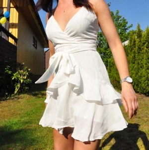 Vit klänning  - Säljer min fina vita klänning från showpo i storlek 34! Perfekt för sommaren eller studenten!!💕 