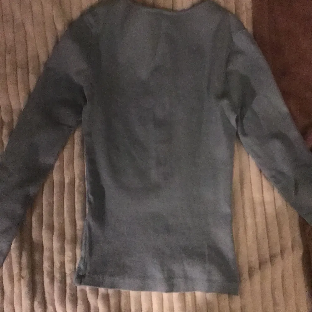 Har typ aldrig använt denna tröja. Den är babyblå och har inga hål eller är på nått sätt sliten. Den har några knappar på sig. Säljer den för att den är för liten för mig. . Tröjor & Koftor.