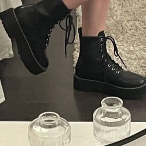 Boots - As snygga boots från hm med vita detaljer på sulan. Använda max 3 gånger, superfint skick! Säljer då de tyvärr inte kommer till användning 💖