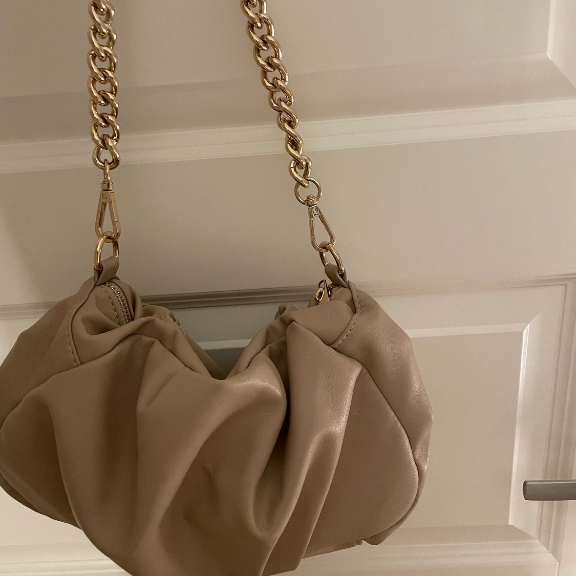 Beige väska med kedja