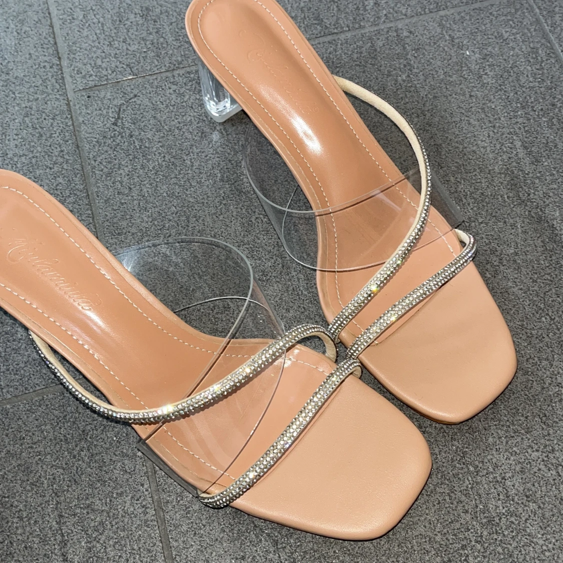 Snygga klackar med genomskinlig klack🤍