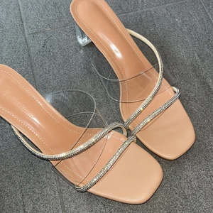 Snygga klackar med genomskinlig klack🤍 - Skitsnygga klackar med genomskinlig klack med diamant detaljer😍 Helt oanvända, men tyvärr små i storleken så kan ej använda.. Skorna är i stl 40 men skulle säga dom är som en 39!! Klacken är ca 6,5 cm