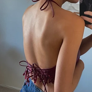 Läder topp - Läder topp med fransar nertill och öppen rygg, köpt secondhand. Bra skick