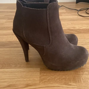 Skit - Köpta i Amsterdam för några år sen men aldrig använda utomhus eller längre än en kvart inomhus. Älskar dom men dom är tyvärr lite förstora (blev kär och hoppades att storleken skulle lösa sig)  står att dom är 40 1/2.  Fin brun färg och som sagt inget slitage. 