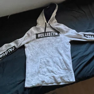 Vit Hollister Hoodie  - Den är köpt i Täby centrum för ca 400 kr så jag säljer den för 50 kr för skicket är typ 4/10. Storlek S