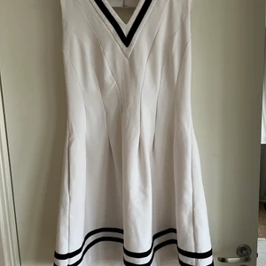 Klänning - Klänningen är i rejält tyg och ger väldigt fin form 