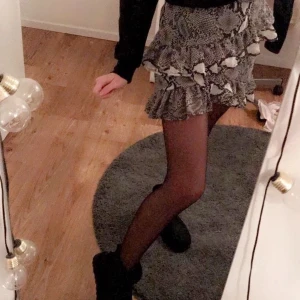 Kjol  - Volankjol i storlek 34! 💜