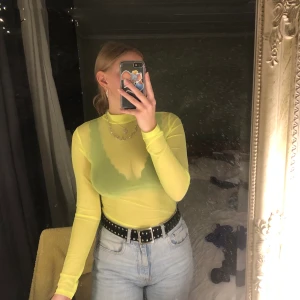 Neon gul mesh topp - En väldigt fin och festlig neon gul mesh topp i storlek M som är närstintilk nyskick💓