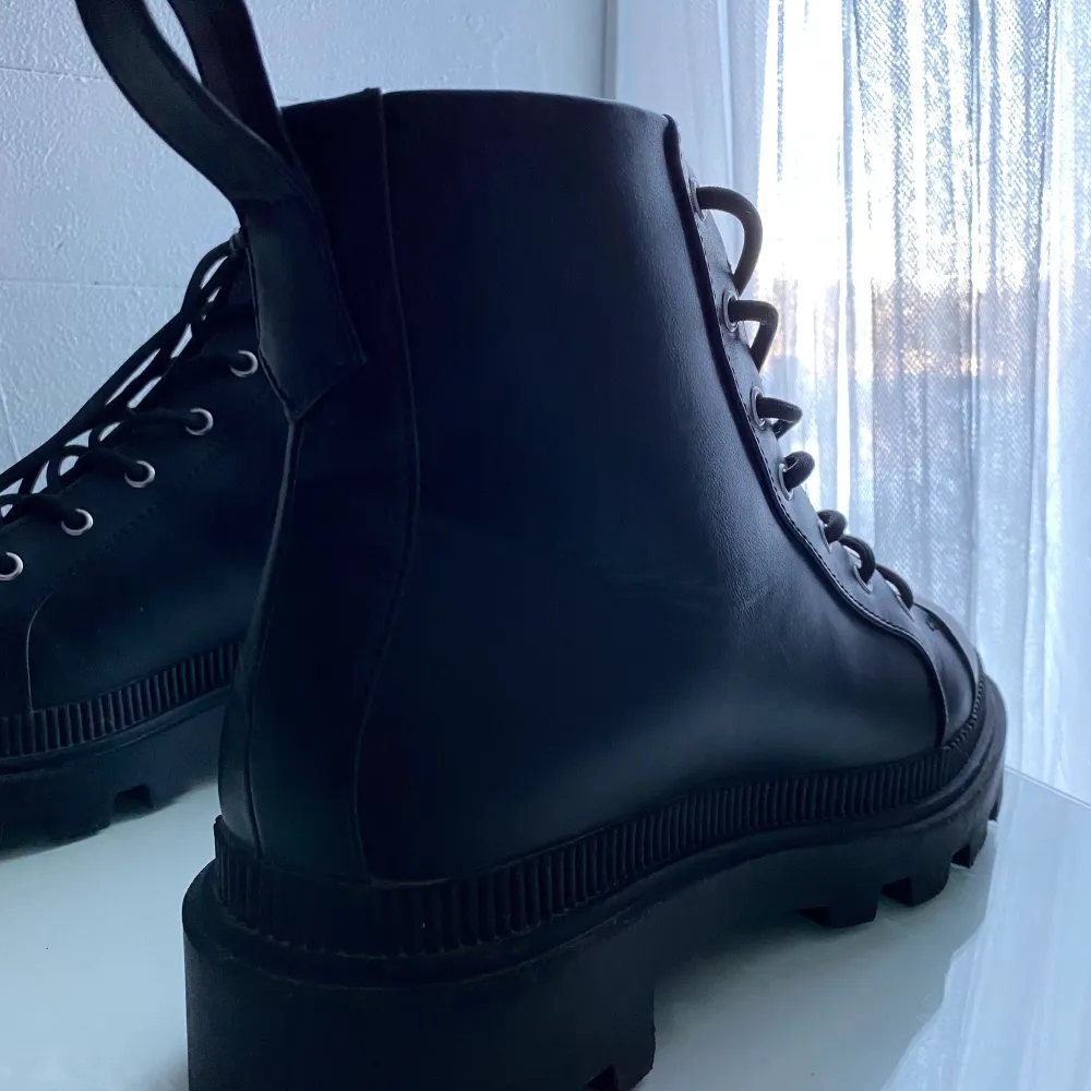 Svarta kängor/boots från H&M. Har använt dessa cirka 10-15 gånger och är fortfarande i fint skick! Nypris 400kr ❤️. Skor.