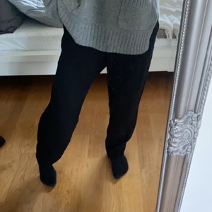 Svarta linnebyxor  - Säljer dessa jättefina svarta linnebyxor från h&m i strl S då dem ej kom till användning. Köparen står för frakt💕💕💕