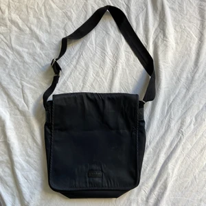 svart axelremsväska  - läs allt innan du frågar!🤍 högsta bud 150kr buda i dm! svart axelremsväska i nylon. köpt second hand. bra skick men lite smuts man säkert kan tvätta bort! mått under ”storlek”