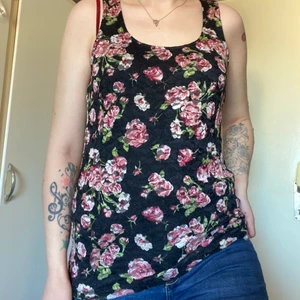 Blommigt linne - Blommigt linne med spets. Sparsamt använt, fint skick. Storlek L men är mer som en M