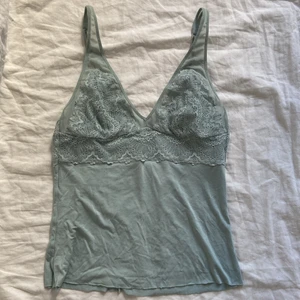 spets linne - läs allt innan du frågar!🤍 buda i dm! sage grön/blå? spets topp köpt second hand, ingen lapp. skick 10/10. passar xs-s. inte genomskinlig vid brösten:)