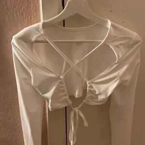 Vit tröja  - Hej säljer denna jättefina tröjan från SHEIN🥰 Säljer pga har it kommit t användning en enda gång så behöver säljas🤍 Inte genomskinlig kom priv för fler frågor!! ❌bara seriösa köpare❌