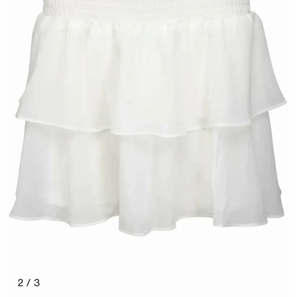 Säljer den här kjolen från chelsea , andvänd 2 gånger original pris 449 skriv för fler bilder💓. Kjolar.