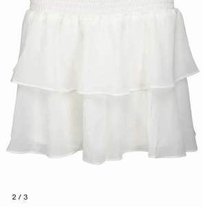 Säljer den här kjolen från chelsea , andvänd 2 gånger original pris 449 skriv för fler bilder💓