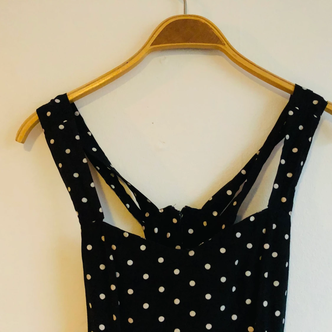 Svart klänning med vita prickar!  - 91