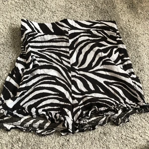 Shorts - Super fina zebra shorts från ullared! Helt oanväna, endast provade 🤍 strl 146-152 men passar mig med xs-s