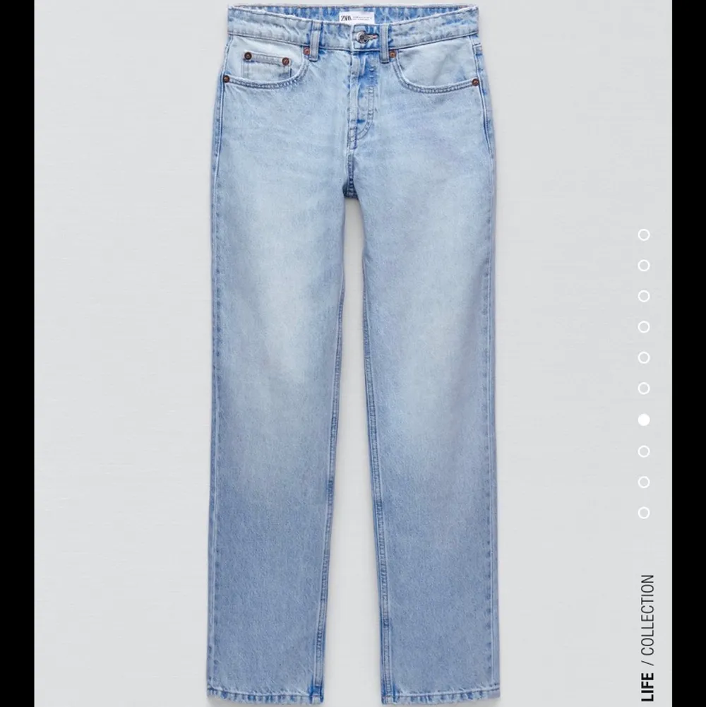 Säljer mina helt slutsålda populära jeans från zara i storlek 36 då de är för små för mig, väldigt synd då de är så extremt snygga och kommer till användning till vad som helst. Sparsamt använda då de är för små. Köparen står för frakt på 66kr, är flera intresserade så får man buda☺️. Jeans & Byxor.