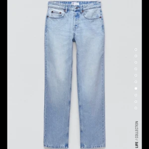 ZARA MID RISE STRAIGHT JEANS - Säljer mina helt slutsålda populära jeans från zara i storlek 36 då de är för små för mig, väldigt synd då de är så extremt snygga och kommer till användning till vad som helst. Sparsamt använda då de är för små. Köparen står för frakt på 66kr, är flera intresserade så får man buda☺️
