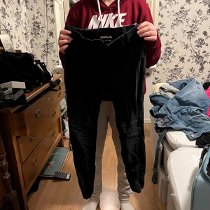 Byxor - Säljer dom för dom aldrig kommer till användning och är för små. Använde förut mycket. Skriv om intresse eller frågor💘