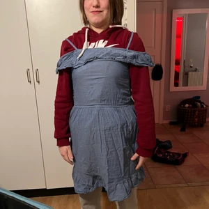 Klänning  - Säljer denna blå klänning. Då jag aldrig använder den och använt endast när vi hade en släktträff 2019. Fint skick och jätte skön! Skriv vid intresse eller frågor💘