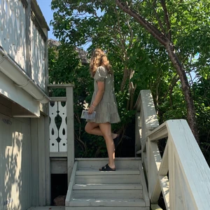 Zara klänning - Säljer denna superfina klänning från zara! Perfekt inför våren och sommaren! Den är i strl Xs och använd ett fåtal gånger