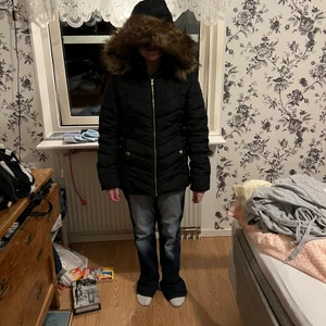 Jacka  - Säljer denna jacka för jag aldrig använder den mer♥️ Köpte under vintern 2019 inte använt sen dess. Väldigt varm och skön. Är storlek 170 och gick på mig som är XS-M. Skriv om intresse♥️