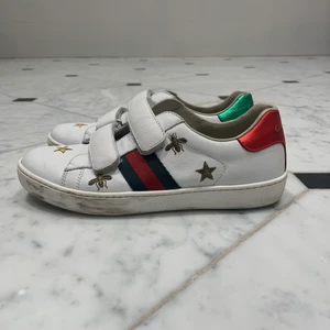 Gucci skor i ett väldigt bra skick - Säljer mina coola Gucci sneakers pga att de har blivit för små⚡️ De är köpta för 2 år sedan, för ett nypris på 2900 kr men är bara använda vid några få tillfällen och är därför i ett väldigt bra skick⭐️ Därför säljer jag dem från 1700 kr💚❤️ storlek 33 men skulle säga att de funkar som en 34 också! DM för fler bilder på skorna, ”responsibilitybevisen” och om du har några frågor som gäller skorna🙌🏻 (köparen står för frakten)